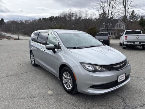 Used 2023 Chrysler Voyager LX image 5
