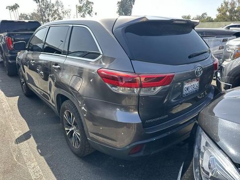 Used 2019 Toyota Highlander LE w/ Carpet Mat Package (TMS) image 3
