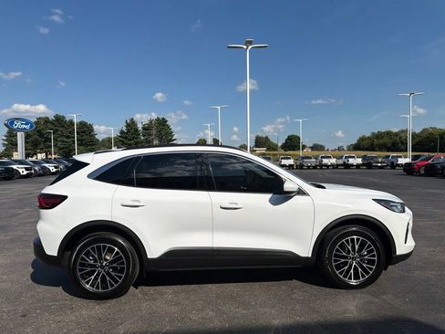Used 2023 Ford Escape SE FWD image 6