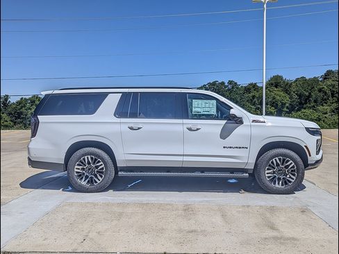 New 2026 Chevrolet Suburban Z71 w/ Z71 Off-Road Package AWD/4WD image 6