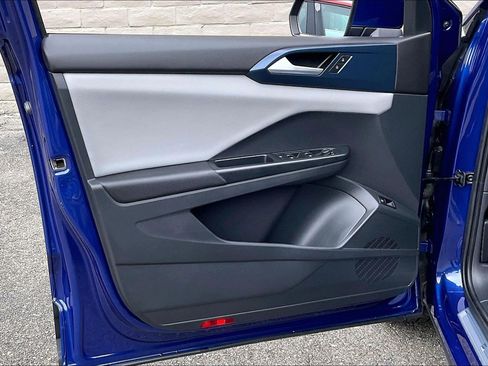 Certified 2022 Volkswagen Taos SE w/ Driver Assistance Package image 18