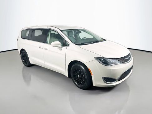 Used 2020 Chrysler Pacifica Touring image 1