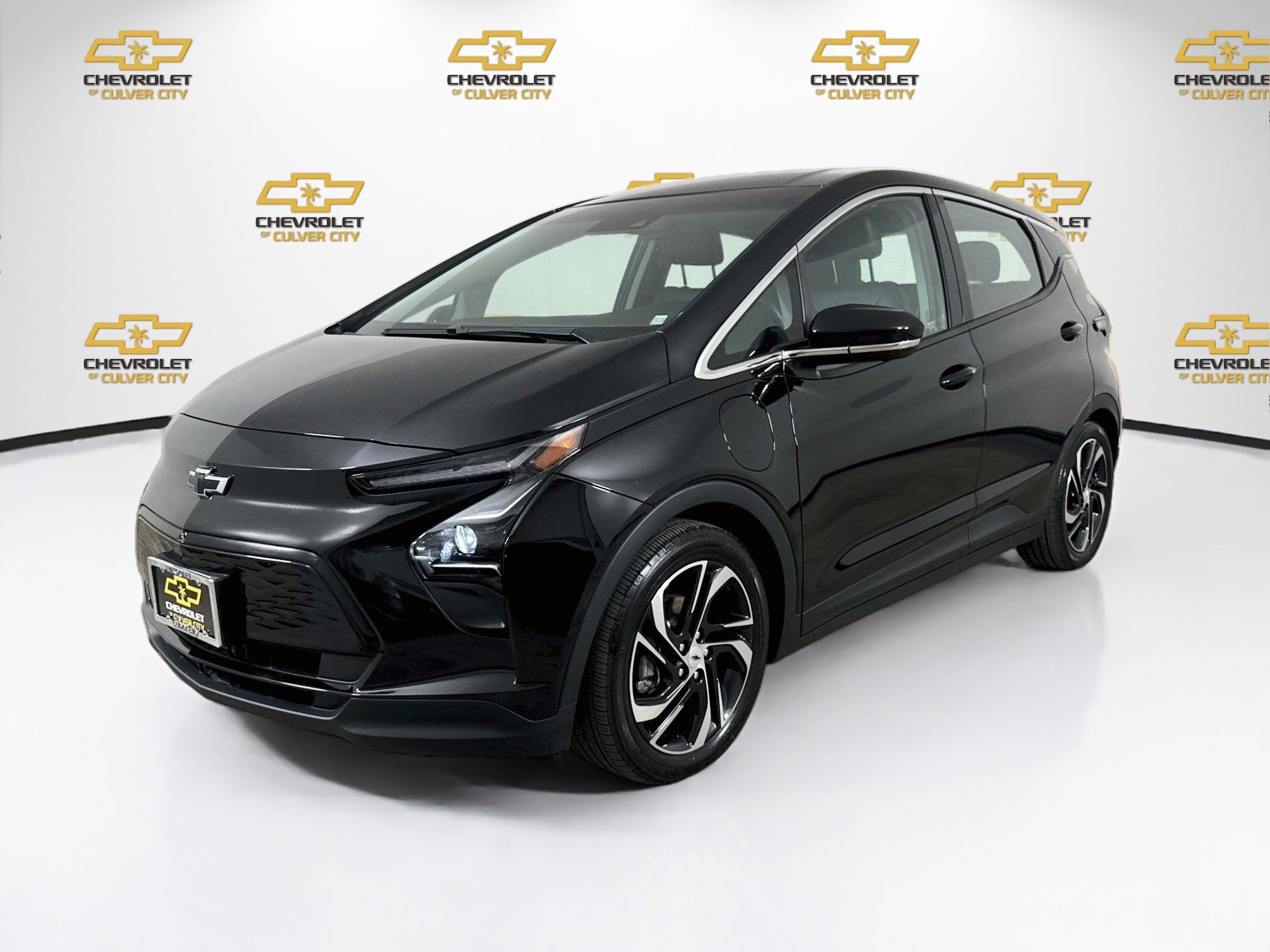 Used 2023 Chevrolet Bolt LT w/ Infotainment Package FWD image 3