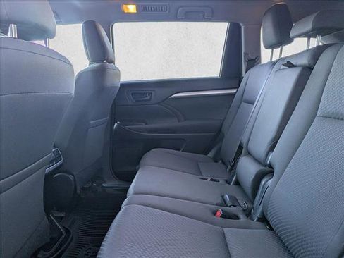 Used 2018 Toyota Highlander LE image 14