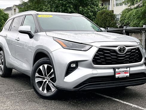 Used 2022 Toyota Highlander XLE AWD/4WD image 2