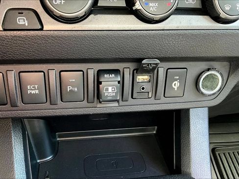 Certified 2019 Toyota Tacoma TRD Off-Road w/ Technology Package AWD/4WD image 19