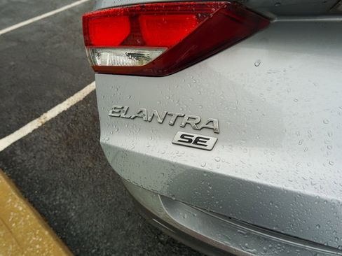 Used 2017 Hyundai Elantra SE FWD image 8