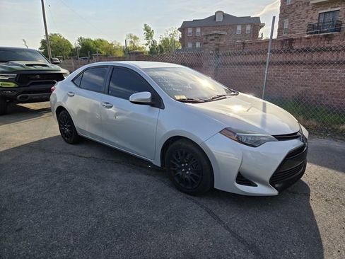 Used 2018 Toyota Corolla LE image 3