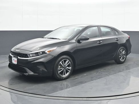 Used 2023 Kia Forte LXS FWD image 2