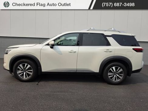 Used 2024 Nissan Pathfinder SL FWD image 3
