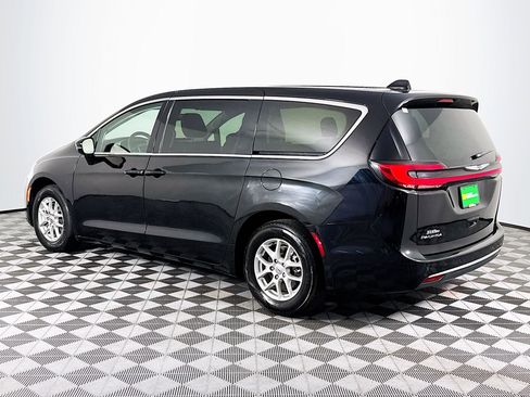 Used 2024 Chrysler Pacifica Touring-L FWD image 6