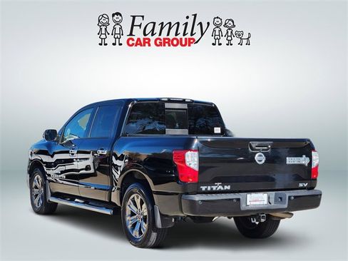 Used 2018 Nissan Titan SV w/ SV Convenience Package image 3