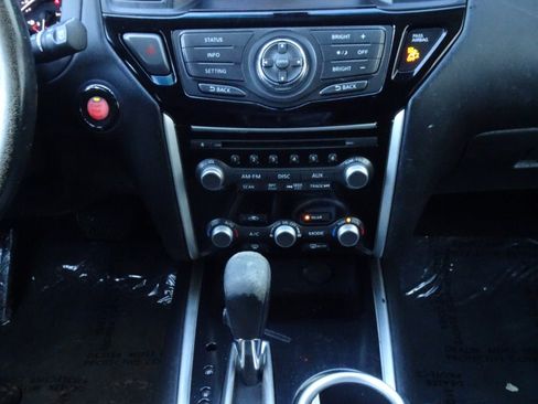 Used 2013 Nissan Pathfinder SV image 17