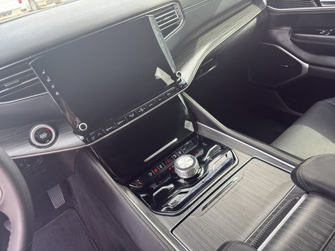 Used 2023 Jeep Wagoneer Series III w/ Preferred Equipment Group image 10