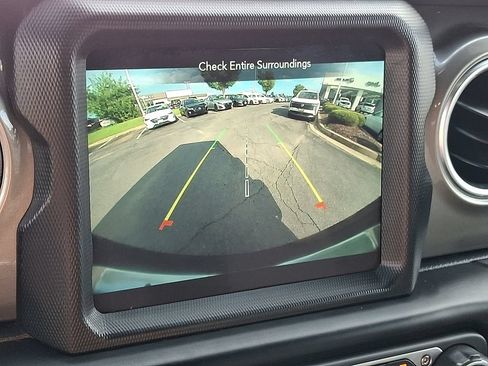 Used 2022 Jeep Wrangler Unlimited Sahara w/ Cold Weather Group AWD/4WD image 18