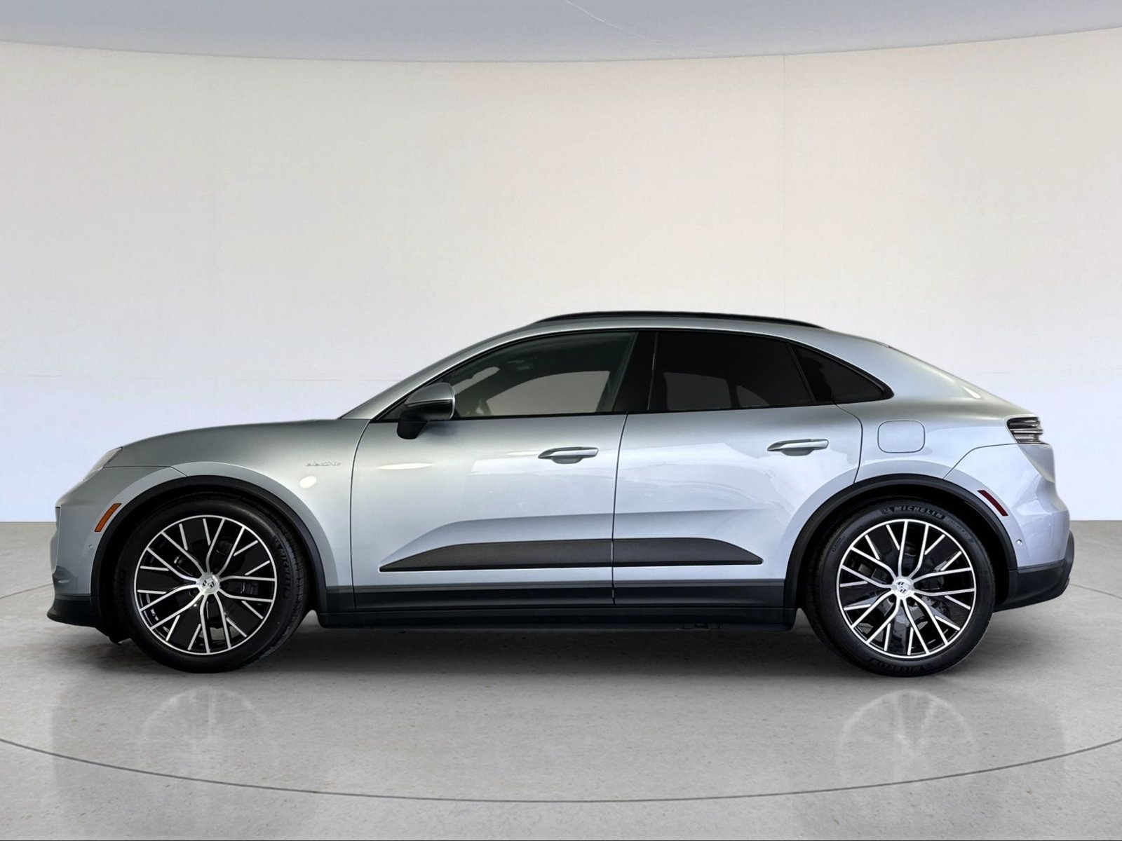 Certified 2025 Porsche Macan Electric RWD image 2