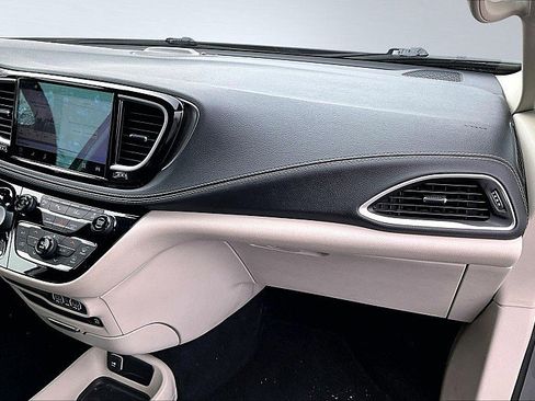 Used 2022 Chrysler Pacifica Touring-L w/ Uconnect Theater Family Group image 17