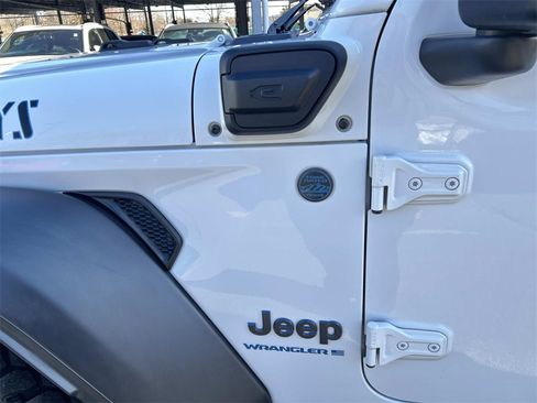 Used 2023 Jeep Wrangler Unlimited w/ Cold Weather Group image 21