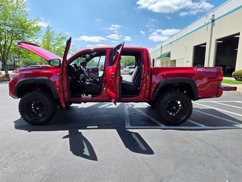 Used 2018 Toyota Tacoma TRD Off-Road w/ Technology Package AWD/4WD image 23