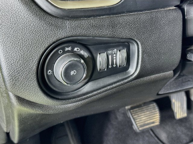 Used 2017 Jeep Renegade Latitude w/ Popular Equipment Group FWD image 13