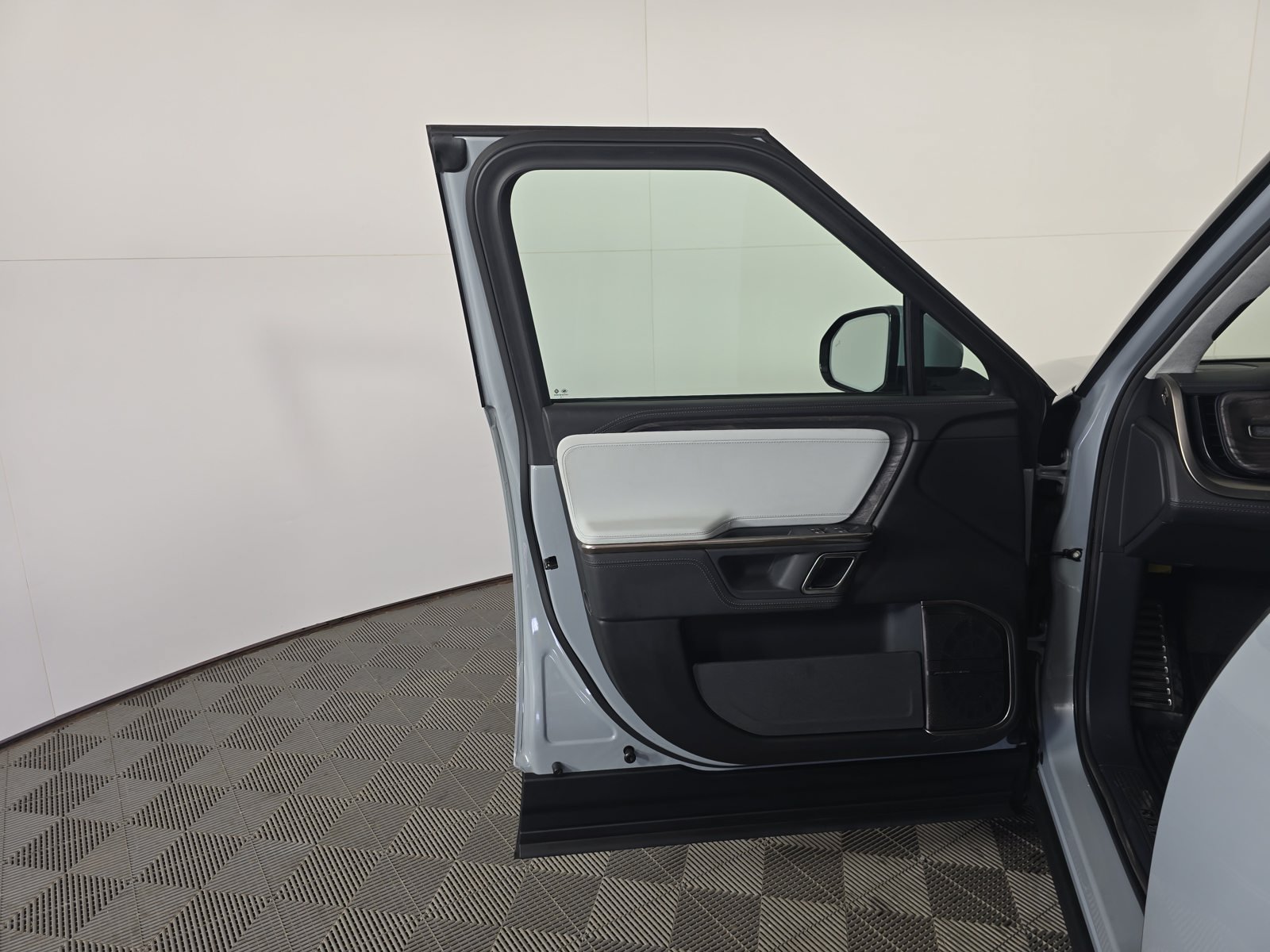 Used 2022 Rivian R1T Adventure AWD/4WD image 16