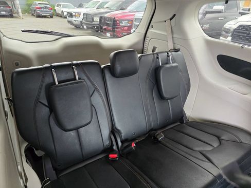 Used 2020 Chrysler Pacifica Touring-L FWD image 16