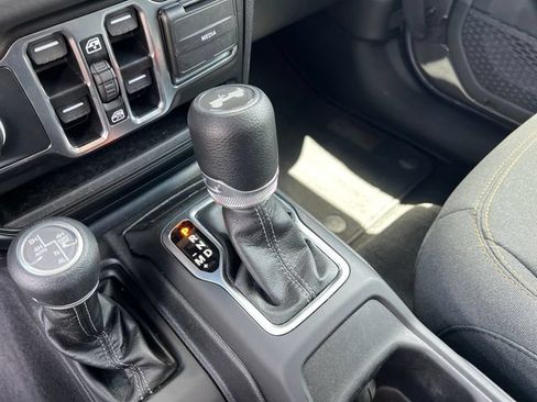 Used 2025 Jeep Wrangler Unlimited Sahara AWD/4WD image 20