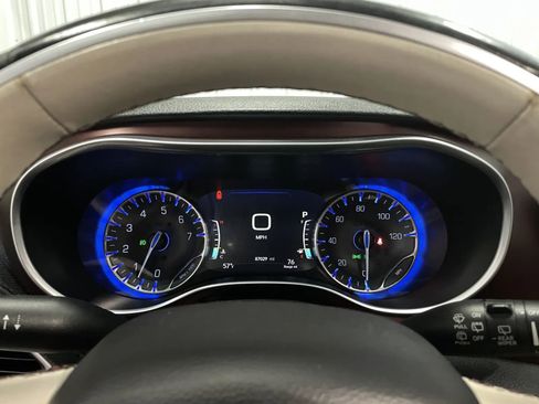 Used 2020 Chrysler Pacifica Limited FWD image 25