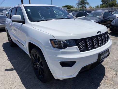 Used 2017 Jeep Grand Cherokee Altitude AWD/4WD image 8
