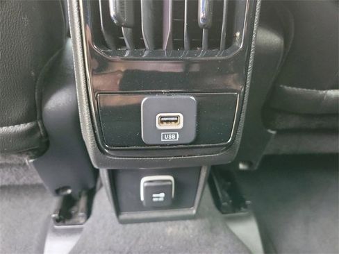 Used 2024 Jeep Compass Latitude image 16