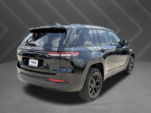 Used 2025 Jeep Grand Cherokee Altitude AWD/4WD image 5