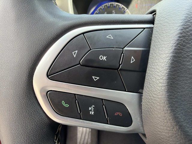 Used 2025 Chrysler Pacifica Select FWD image 24