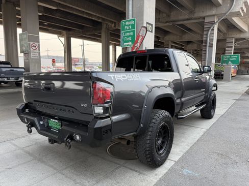Used 2017 Toyota Tacoma TRD Off-Road w/ Tow Package AWD/4WD image 4