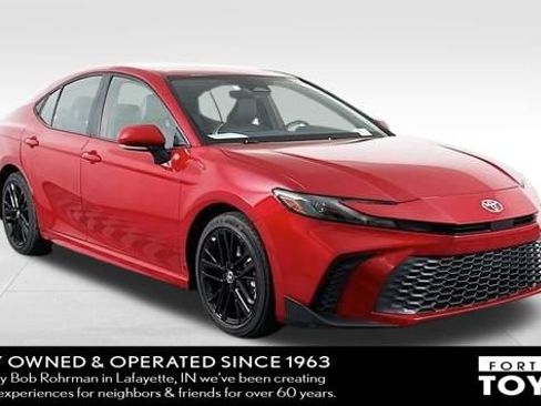 Used 2025 Toyota Camry SE image 4