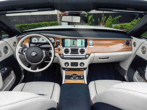 Certified 2017 Rolls-Royce Dawn RWD image 4