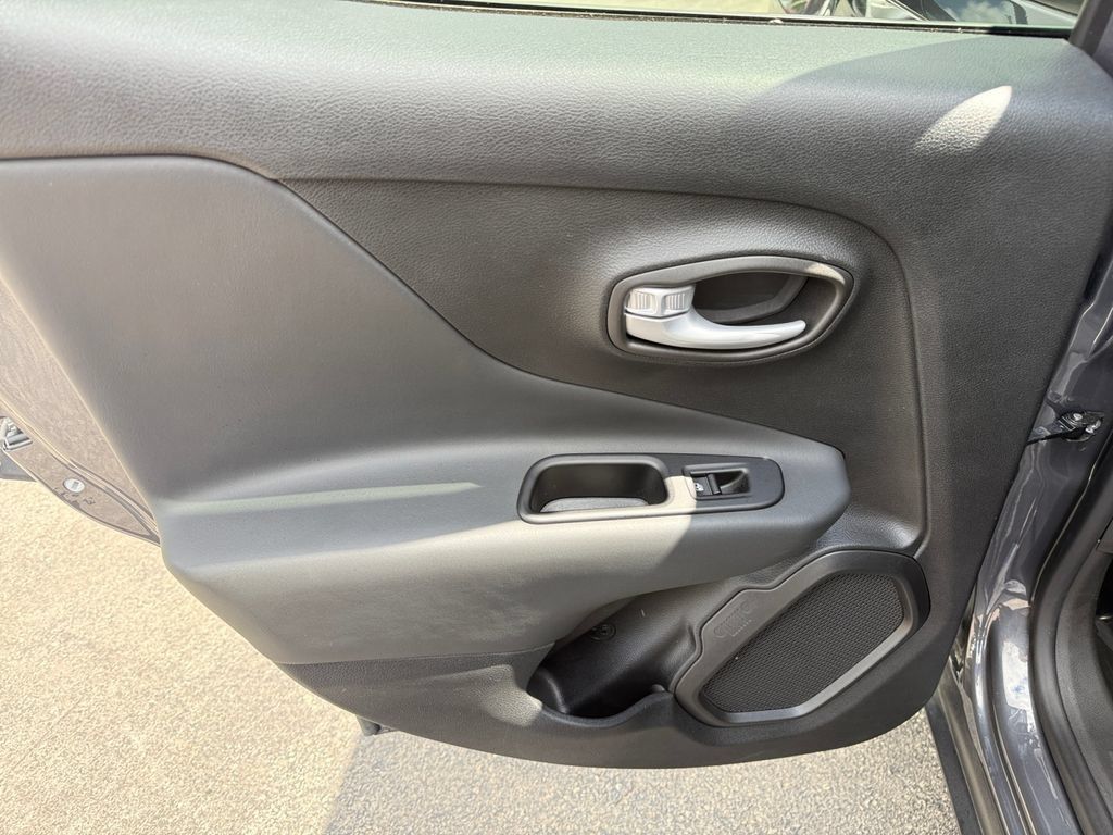 Used 2023 Jeep Renegade Latitude AWD/4WD image 23