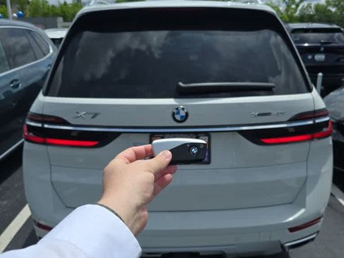 Used 2024 BMW X7 xDrive40i w/ Executive Package AWD/4WD image 3