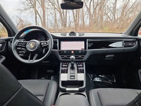 Certified 2025 Porsche Macan image 12