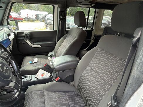 Used 2011 Jeep Wrangler Unlimited Sahara AWD/4WD image 17