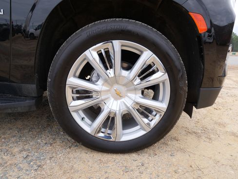 Used 2024 Chevrolet Suburban High Country image 10