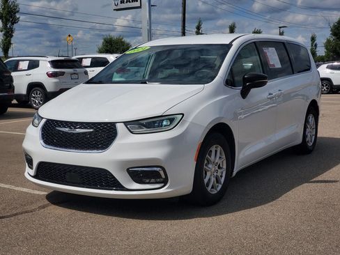 Used 2024 Chrysler Pacifica Touring-L FWD image 2