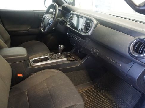 Used 2019 Toyota Tacoma TRD Sport AWD/4WD image 17