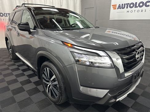 Used 2024 Nissan Pathfinder Platinum image 2