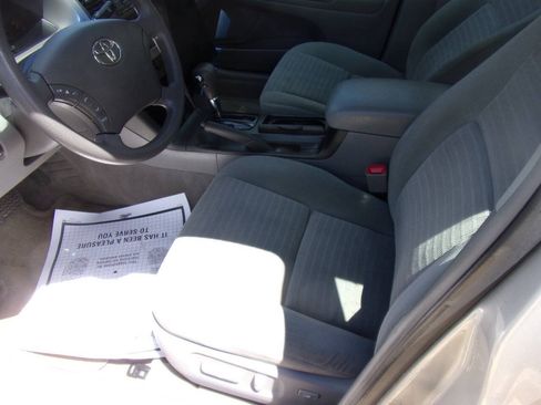 Used 2005 Toyota Camry LE FWD image 2