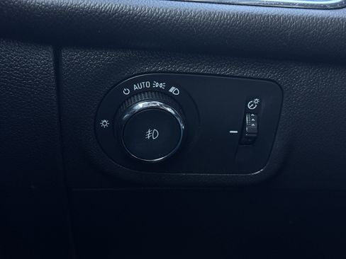 Used 2018 Chevrolet Cruze Premier image 18