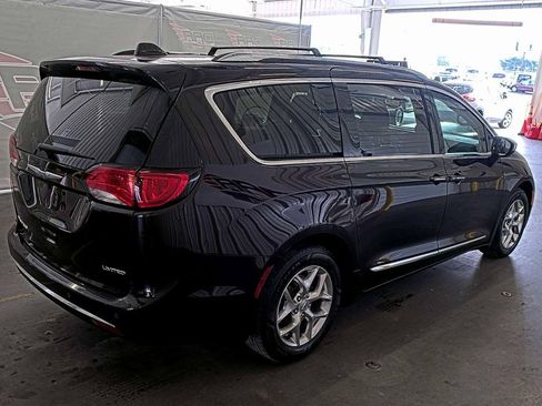 Used 2018 Chrysler Pacifica Limited image 3