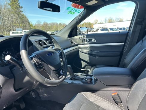 Used 2017 Ford Explorer XLT w/ XLT Technology Feature Bundle AWD/4WD image 13