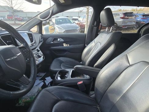 Used 2019 Chrysler Pacifica Touring-L Plus w/ S Appearance Package image 7