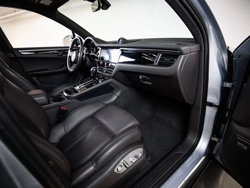 Certified 2024 Porsche Macan AWD/4WD image 28