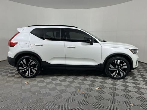 Used 2024 Volvo XC40 B5 Plus image 11